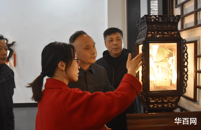 华百网 著名诗人书法家汪志参观芜湖电缆工业学校剔墨纱灯