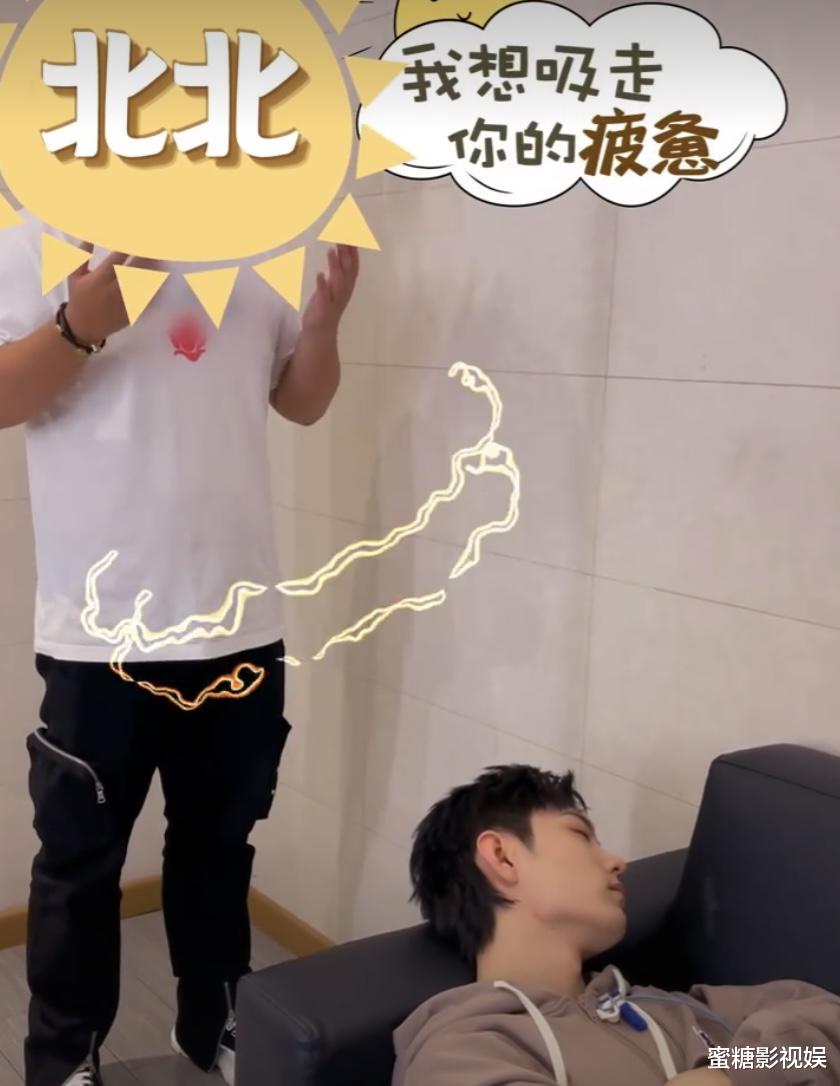 肖战|肖战睡觉曝光平坦腹部，工作人员2句话表白戳中粉丝心声：看哭了