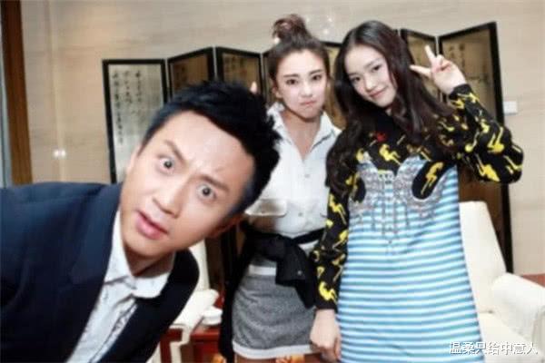 邓超|邓超跟谁合影都“不正经”，孙俪也不例外，但一遇见她就老实