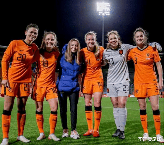 中国女足|0-2，0-0！卫冕冠军接连爆冷，惨遭弱旅推空门，中国女足争冠有戏