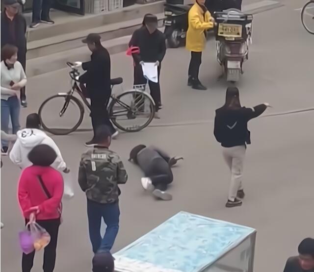 孔维静说 撒娇女人最好命！辽宁女子当街打滚耍脾气，围观者：这是“巨婴”