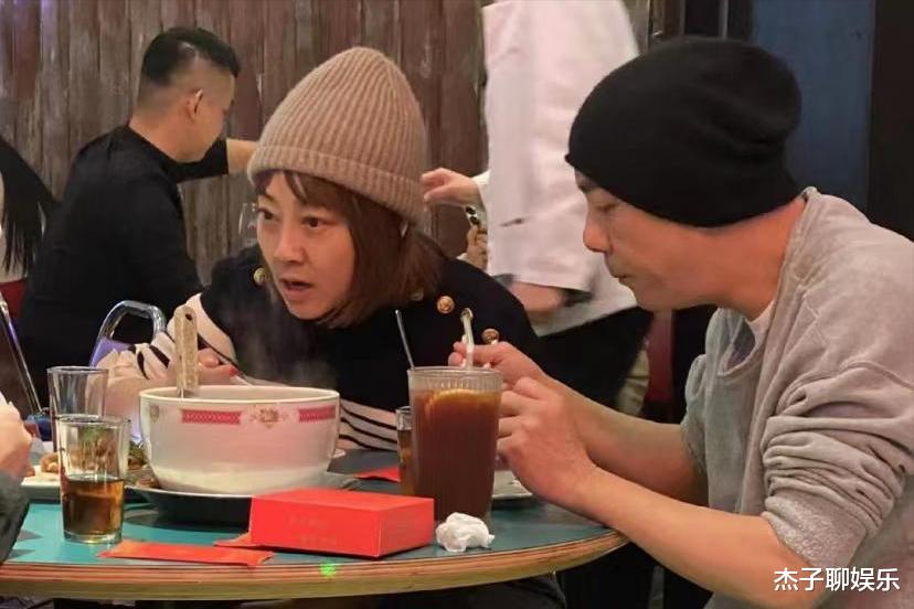 张卫健|张卫健夫妇吃大排档被拍，47岁张茜素颜苍老憔悴，结婚14年未生育