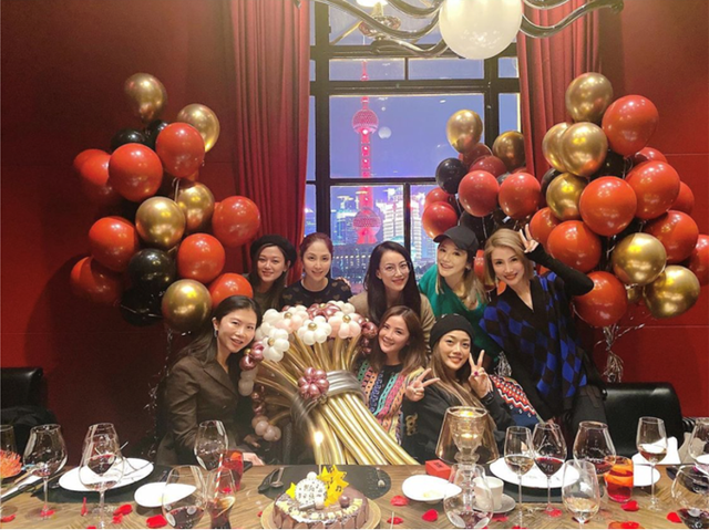 黄轩|阿Sa蔡卓妍39岁生日，穿黑皮裤露脐装手捧鲜花，与阿娇嘴对嘴亲吻