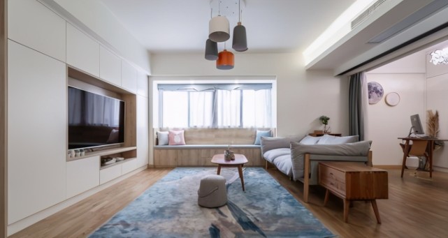 亲戚进门玄关就把人迷住，全屋打满柜子漂亮实用，电视墙也做柜子