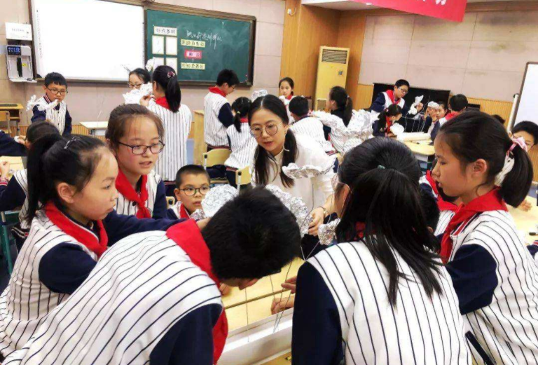 光芒|高颜值小学女生走红,校服也难掩其光芒,网友:前途不可限量