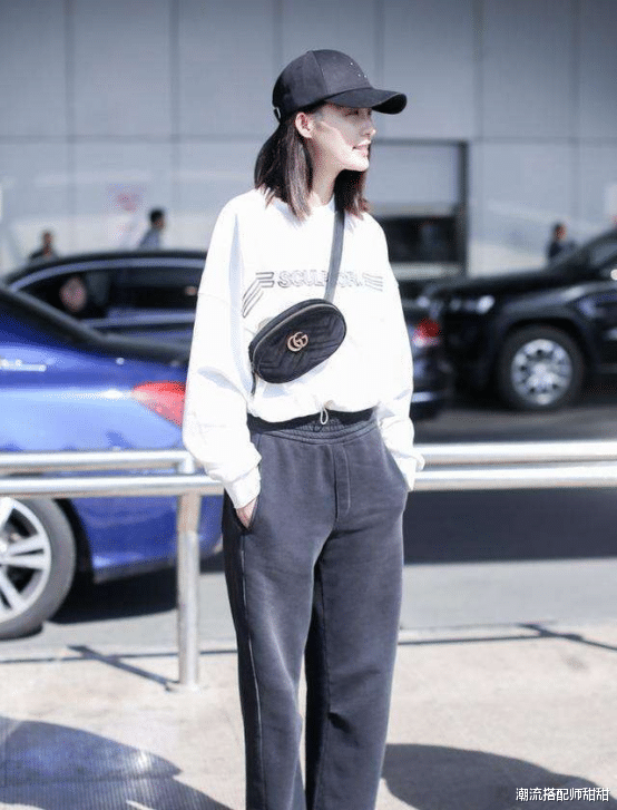 时尚搭配|李沁的“踮脚蹲”很有技术，一身休闲造型，显腿长还显女人味