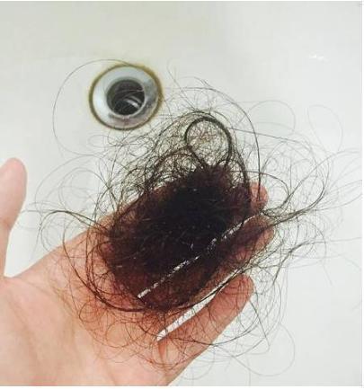 马桶堵塞别花100元请师傅,公公用一盆泥鳅,几分钟就搞定