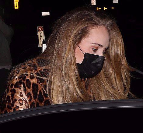 阿黛尔|阿黛尔和黑人男友甜蜜出街！她穿豹纹大衣女王范儿，瘦90斤太厉害