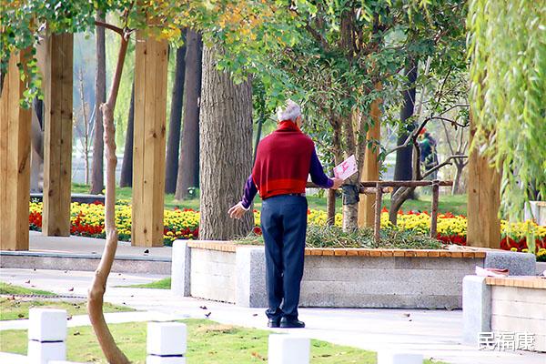 老年斑|为何人老了会长老年斑?影响健康吗?有些年轻人也长,是咋回事?