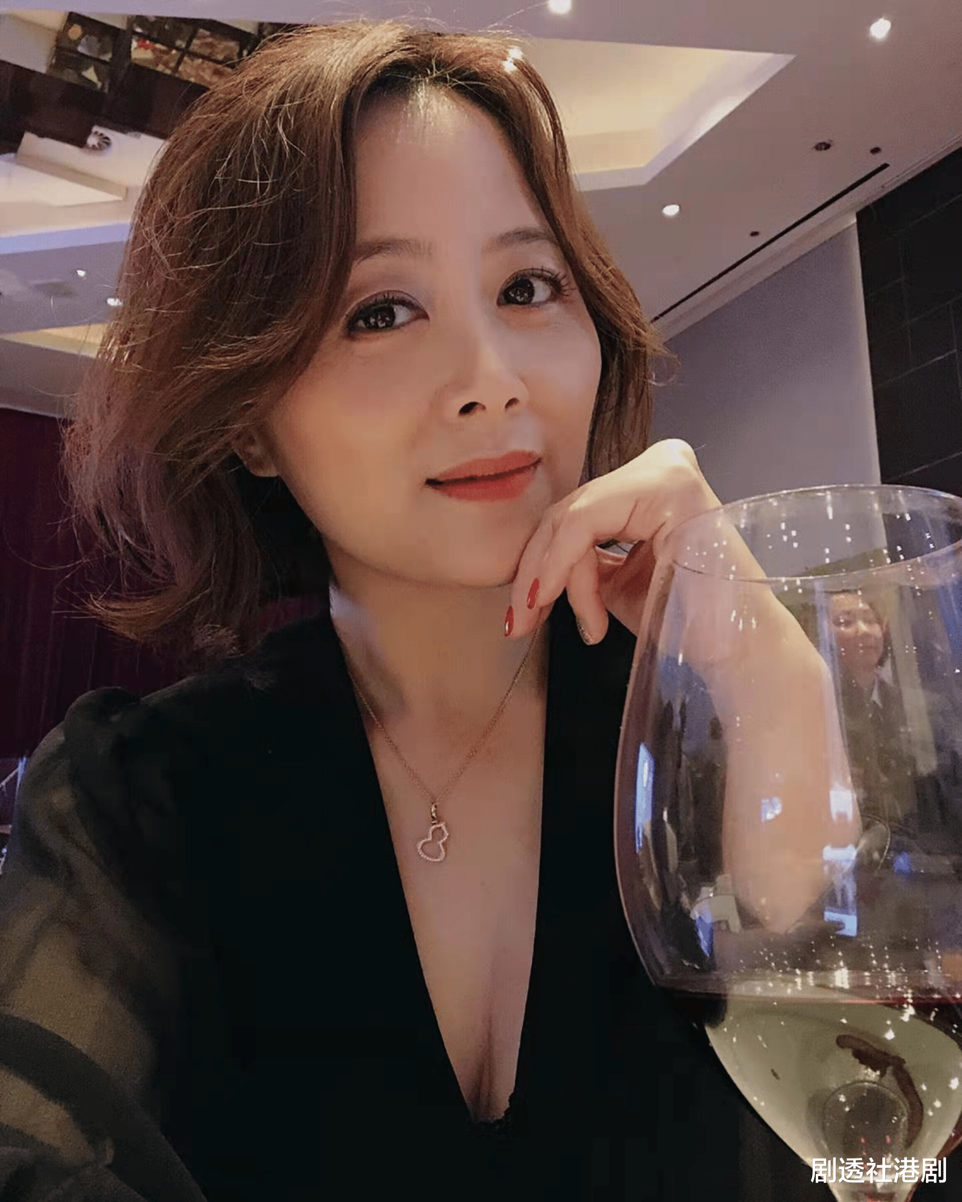 十月初五的月光|新版《十月初五的月光》热播！28岁TVB小花演泼辣女，被赞入型入格