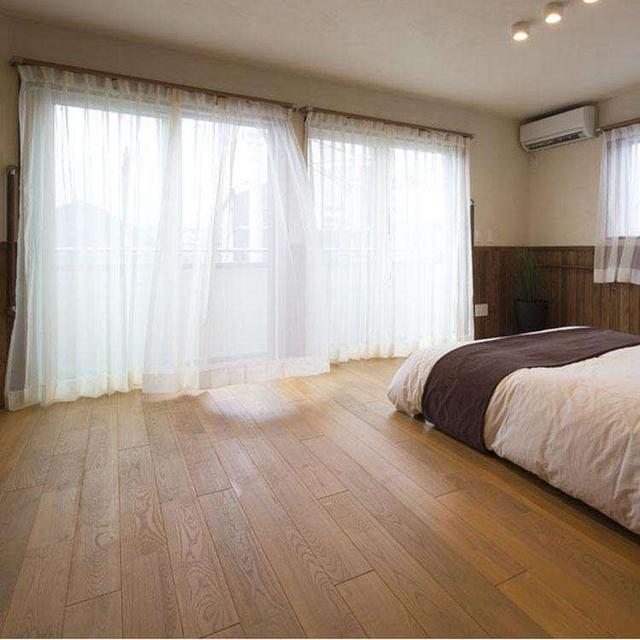 你还在卧室铺地板,客厅铺瓷砖吗?现在可不流行这一套了