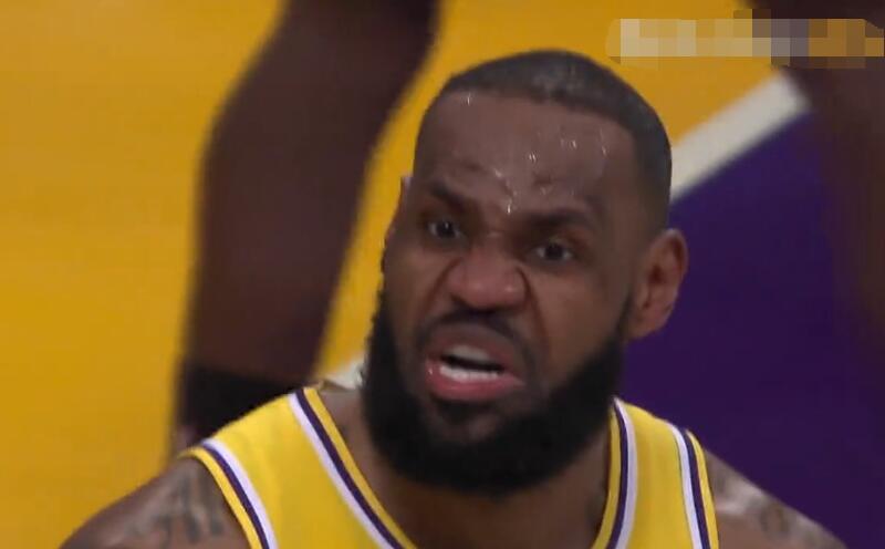 勒布朗·詹姆斯|1V2轟制勝2+1，老詹罕見(jiàn)咆哮！朝對(duì)手狂噴垃圾話，太霸氣了