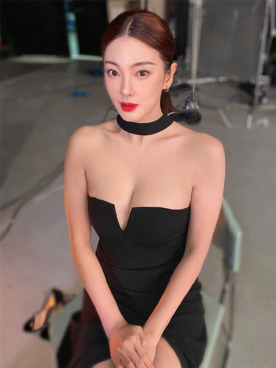 华晨宇|张雨绮也开始走豪放路线，紧身抹胸装配项圈，看上去成熟不少