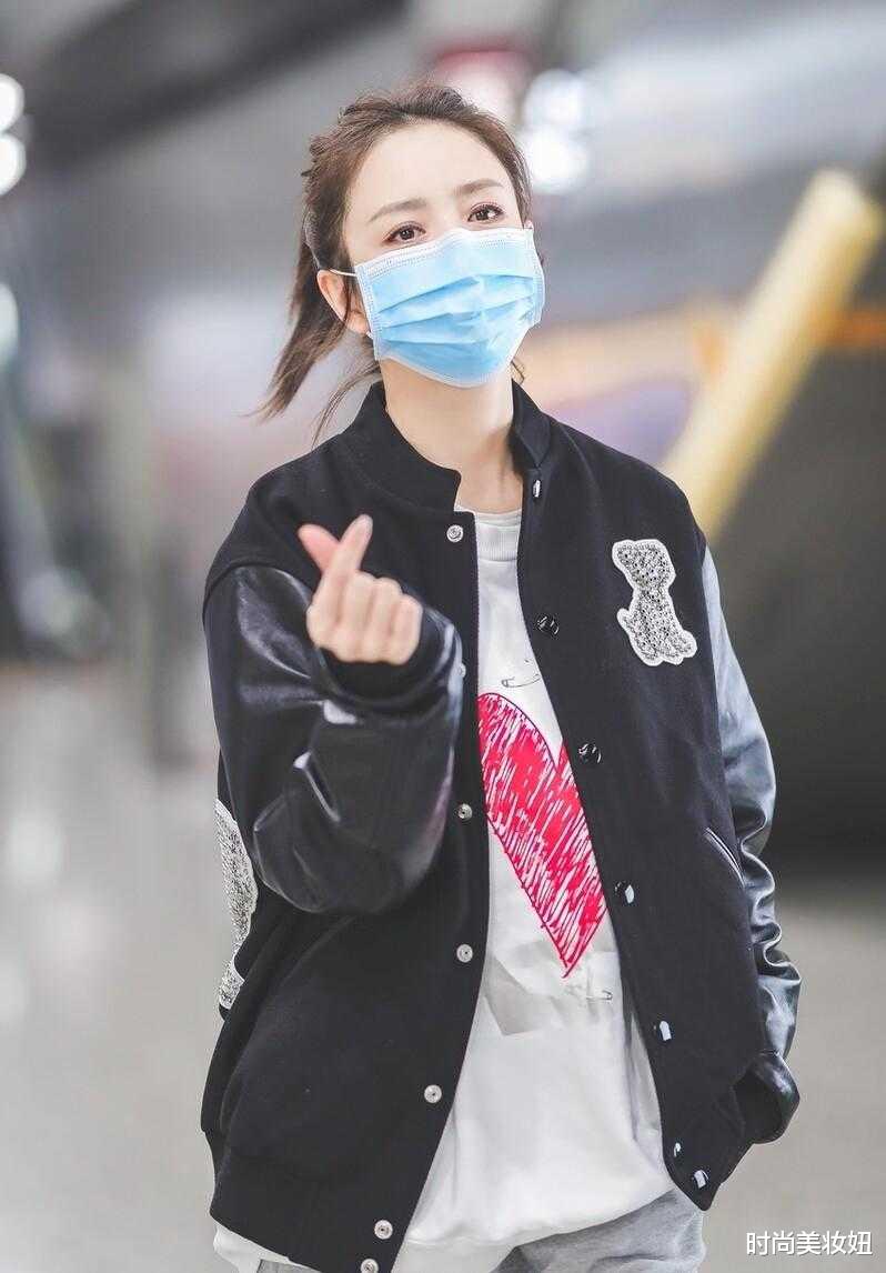佟丽娅|被佟丽娅的穿搭圈粉，黑色棒球服+运动裤，像大学生一样