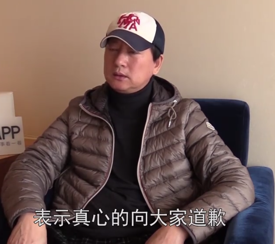 郑爽|郑爽父亲出面否认弃养哽咽道歉,疑似郑爽小号却晒出撕坏的结婚证