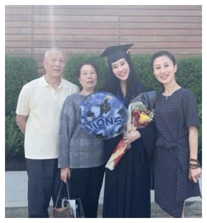 杨海润|杨子大女儿近照曝光文艺气息浓，19岁杨海润五官精致身材绝佳赶超黄圣依