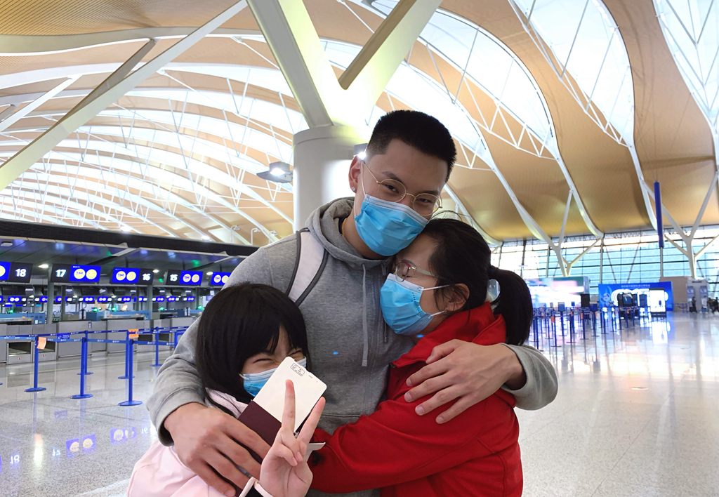 李弘权|男篮天才在国外潇洒训练！欧洲步上篮亮翻全场，与队友交流无障碍
