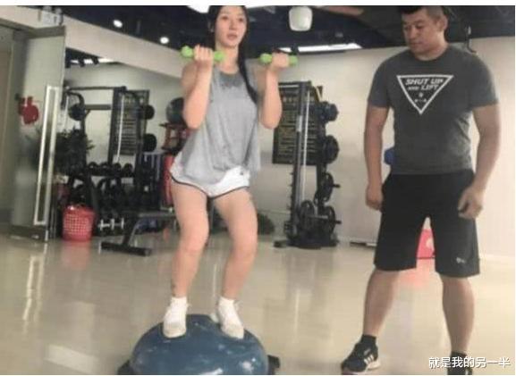 柳岩|柳岩为啥40岁还没人追？看到她做深蹲，网友：是我得不到的女人