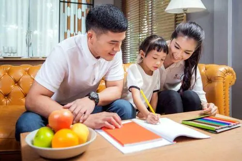 蔷薇妈妈育儿记|毁掉娃“专注力”的3个行为,很多家长都在做,看看你中招了吗?