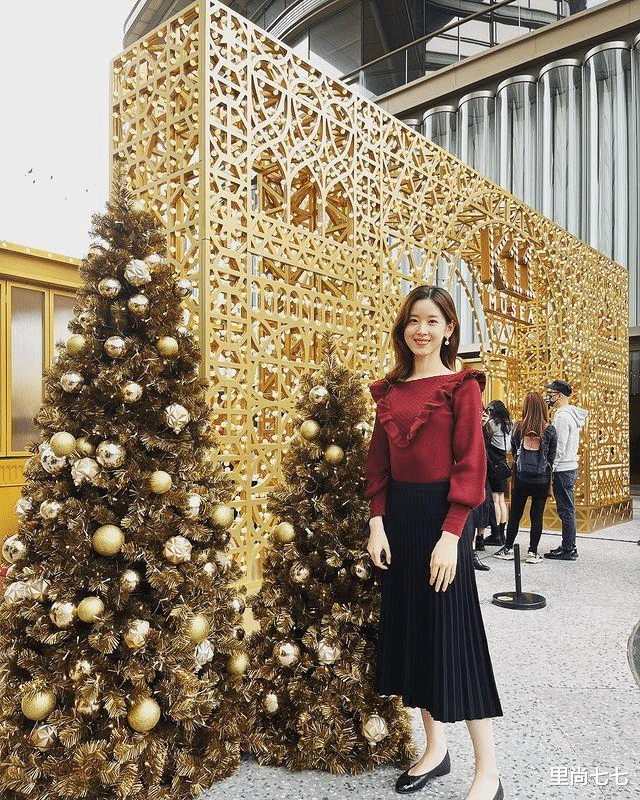 章泽天|章泽天首次晒女儿正脸,打扮土味圆脸超像爸,颜值被刘强东拖累