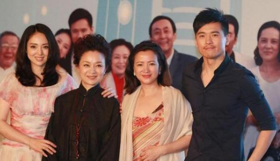 懒美人时尚|何晴年过半百脸上却没有一丝皱纹,穿着优雅淡妆出镜,气质太沉稳