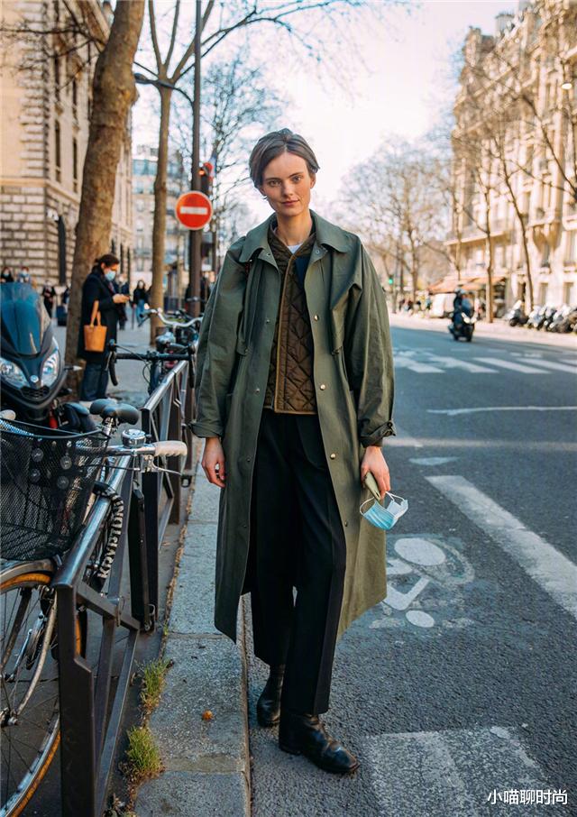 小喵聊时尚 别再露脚踝了，今冬流行“九分裤+马丁靴”，显瘦又保暖，特洋气
