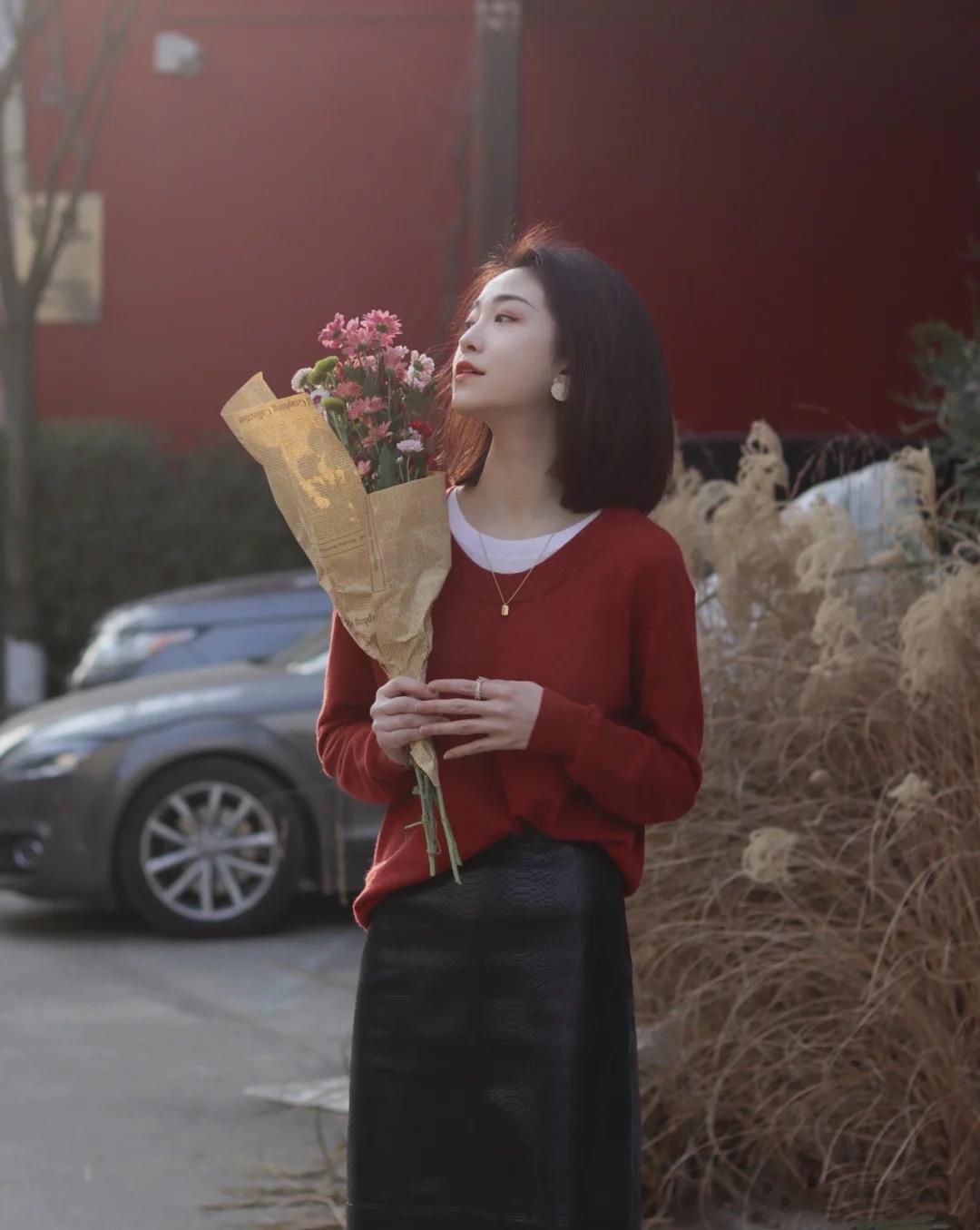潮流搭配小甜馨|显白提气质的红色毛衣，俏皮可爱的搭配look，喜气洋洋更招人喜欢