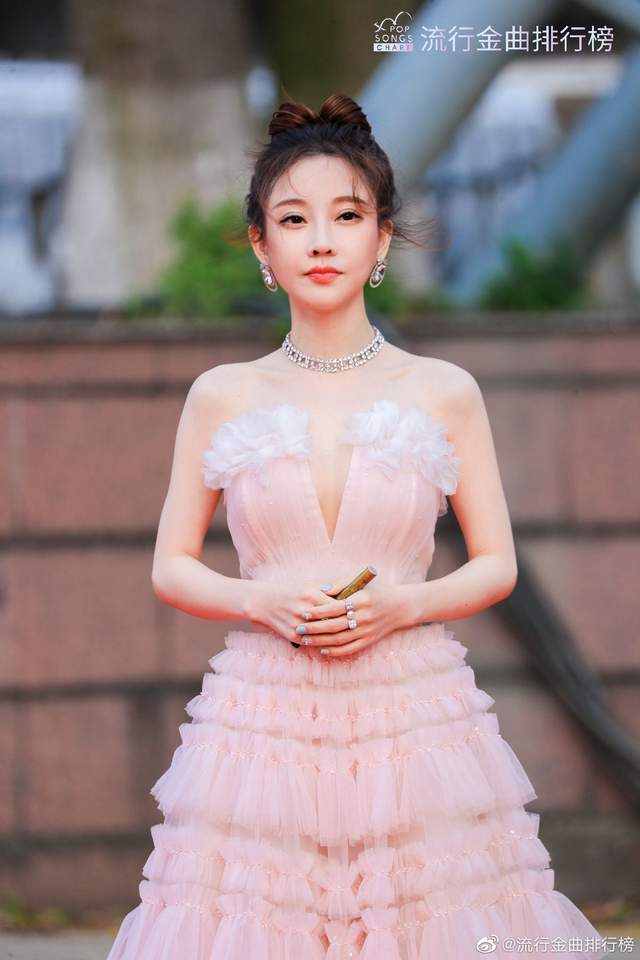 冯提莫|冯提莫拥有一颗仁善之心，为志愿者送上暖心祝福，宣扬正能量