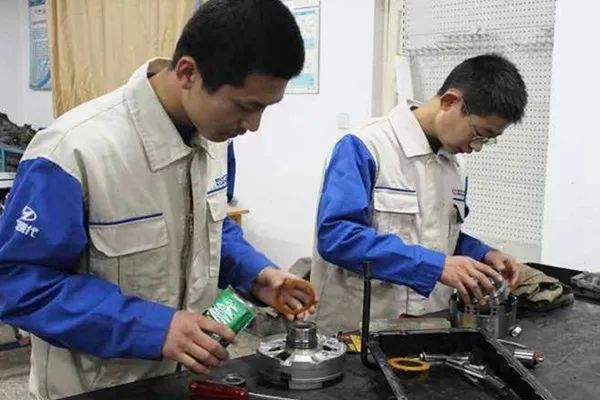 分流|普高生vs职高生，一张对比图让家长慌了：真不想让孩子去颠大勺