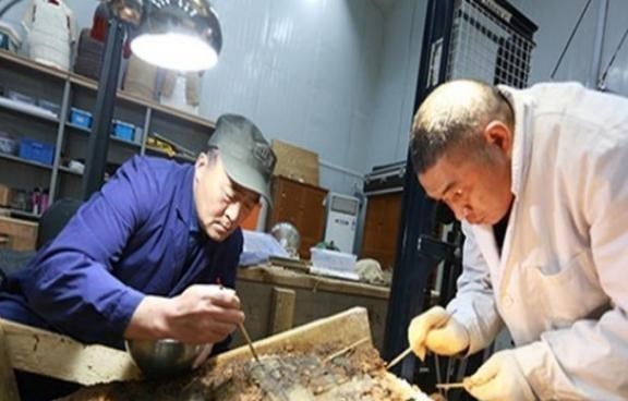 虚拟货币 浙江农民在棺材上睡了30年？老宅重建挖出红棺，专家紧张让人离开