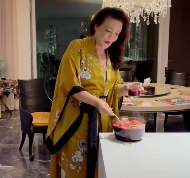 张兰|大S离婚传闻再升级，汪小菲妈妈直播曝内幕：这个女人，不简单！