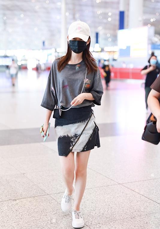 清娱吧|李沁真美,浅蓝色衬衫配牛仔短裙,清新时尚很有格调
