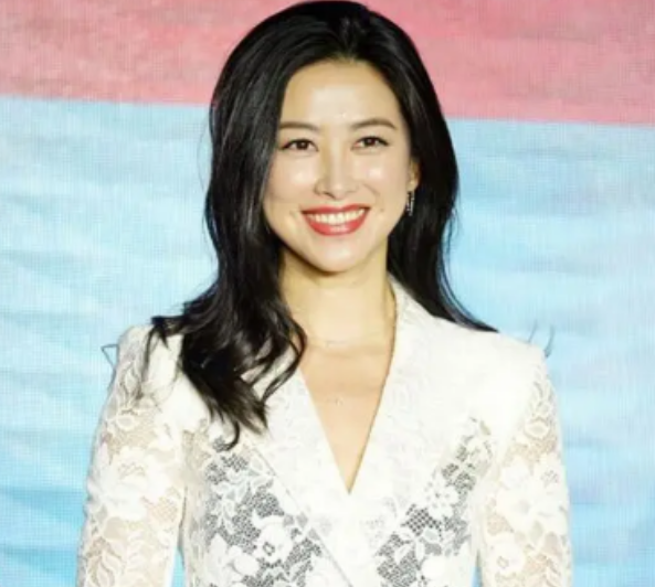 朱珠|家世与韩雪媲美，颜值力压章子怡，风情万种的朱珠到底有多厉害