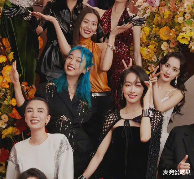 郑嘉颖|合影暴露娱乐圈地位？张艺兴败给新晋流量龚俊，杨幂被挤到最后面