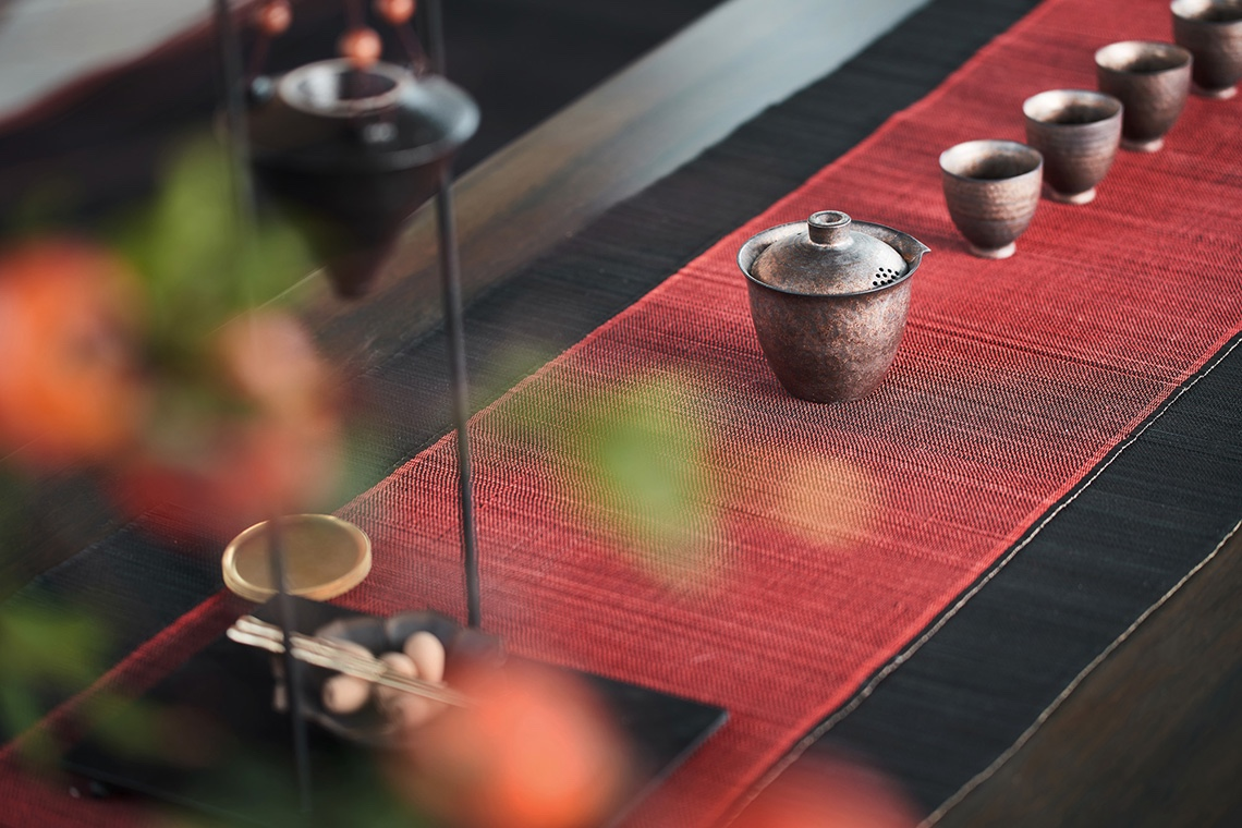 小美涵Emily|浓丽而风雅的枫红、粗粝质感的灰调,演绎当代超逸与东方情怀