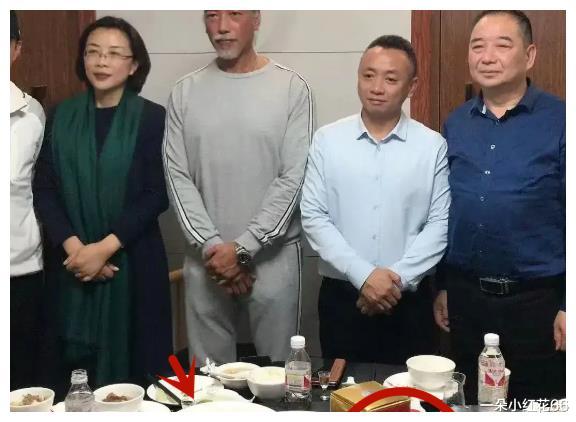 张耀扬|57岁乌鸦张耀扬内地复出捞金？与酒厂工作人员聚会喝茅台，餐桌上一片狼藉