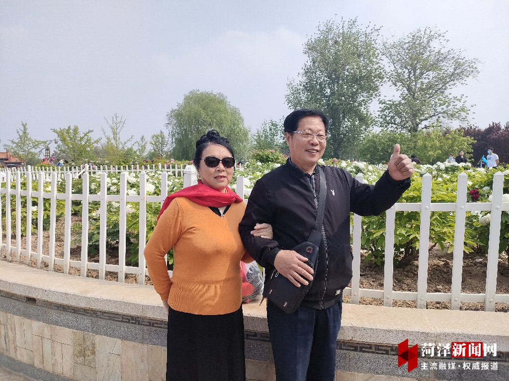 牡丹晚报 夫妻从辽宁骑行而来，只为欣赏菏泽牡丹