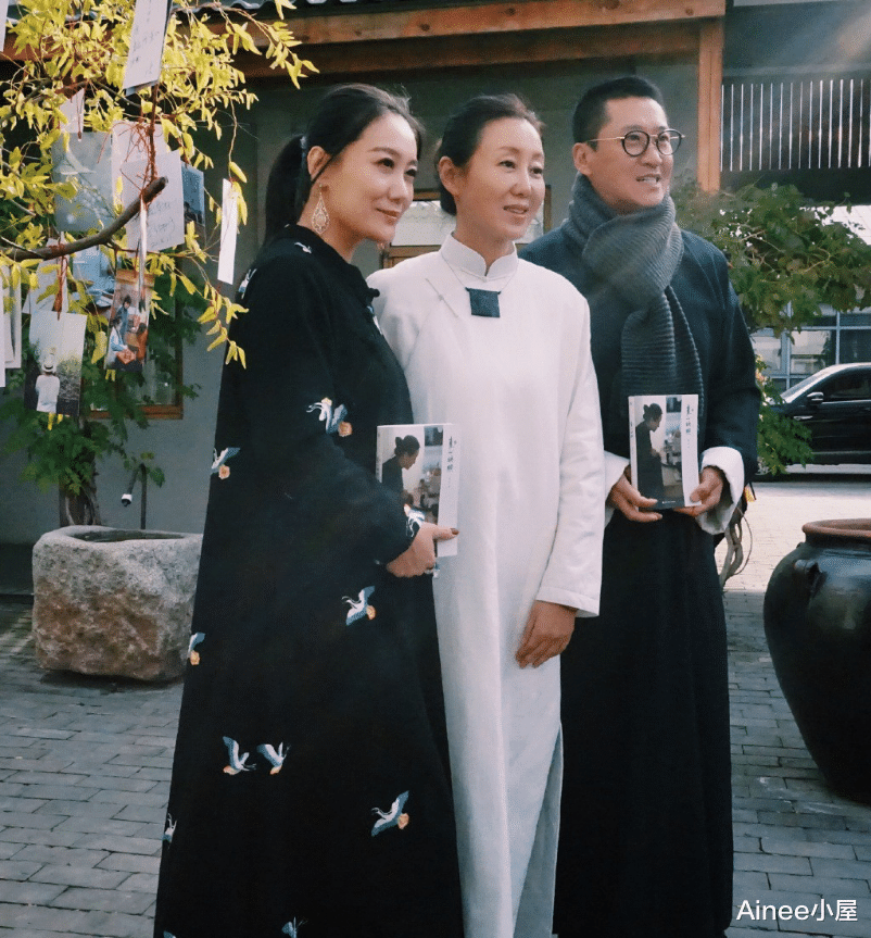 女人味|孙楠现任妻子挺有韵味的，上身微胖穿着吊带裙，弯腰时女人味十足