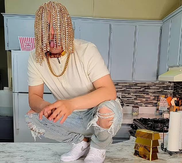 医生|脑门镶钻后，又有歌手钻开头骨植满大金链？网友嘲翻！