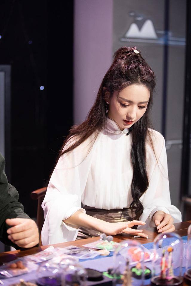 古风|佟丽娅“潮”起来真不得了,镭射裙里面套条古风裙,典雅不失潮流