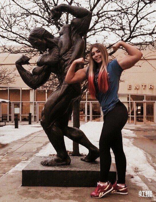 美国|最美金刚芭比，受施瓦辛格称赞！因探访东乌战场，被美国无情封杀