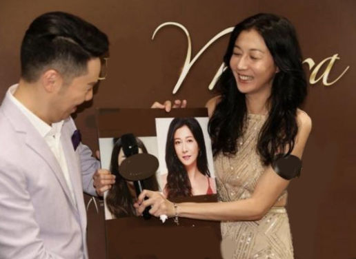 潮流前沿|吴绮莉太时髦了！穿连衣裙把腰部“挖空”，这线条真不像奔五的人