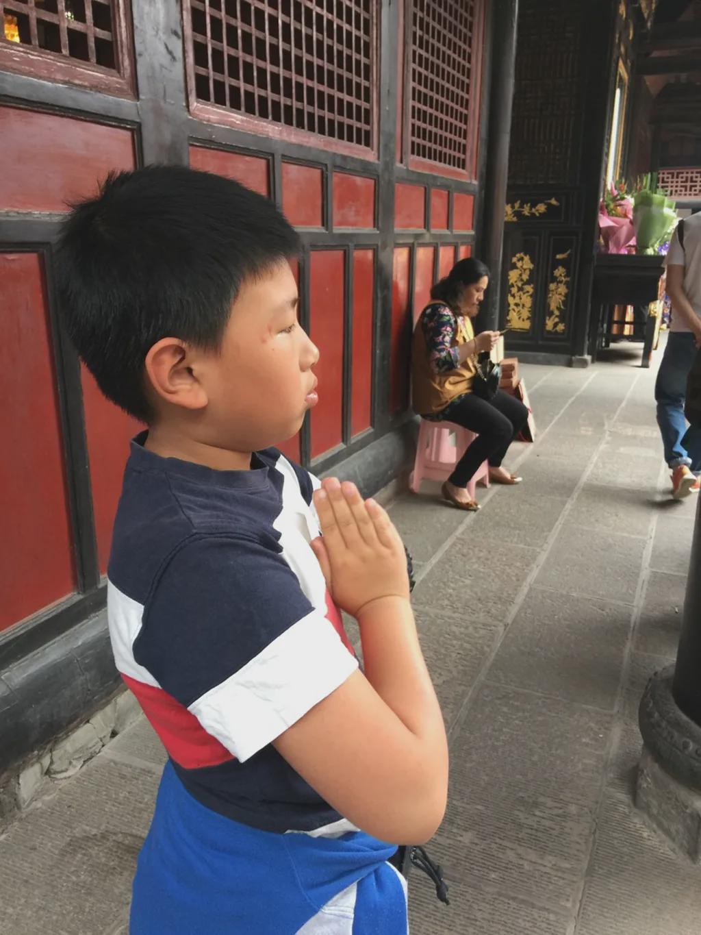 丑故事|儿子被学校强制休学，我带他离开了北京