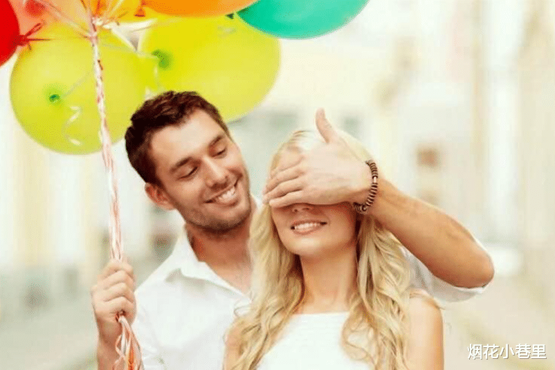 烟花小巷里|女同事酒后扑到男人怀里,让他带走,男人笑了,直接打电话给老婆