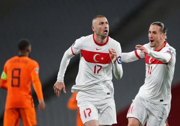 土耳其队|2-0！国足苦主踢疯了，14分钟2球，全队疯狂庆祝，哈兰德目送丢球