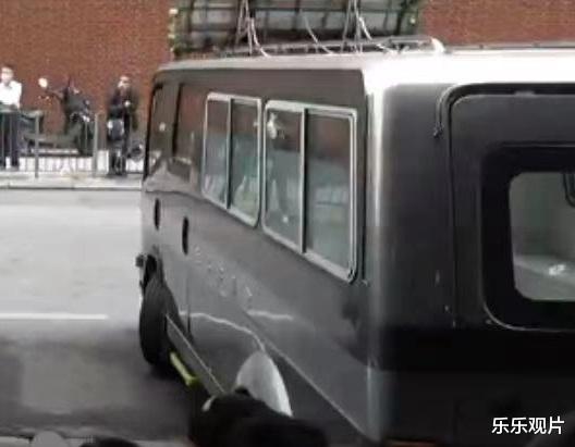 吴孟达|吴孟达出殡火化：棺材被抬上灵车，家属坐大巴提前到火葬场