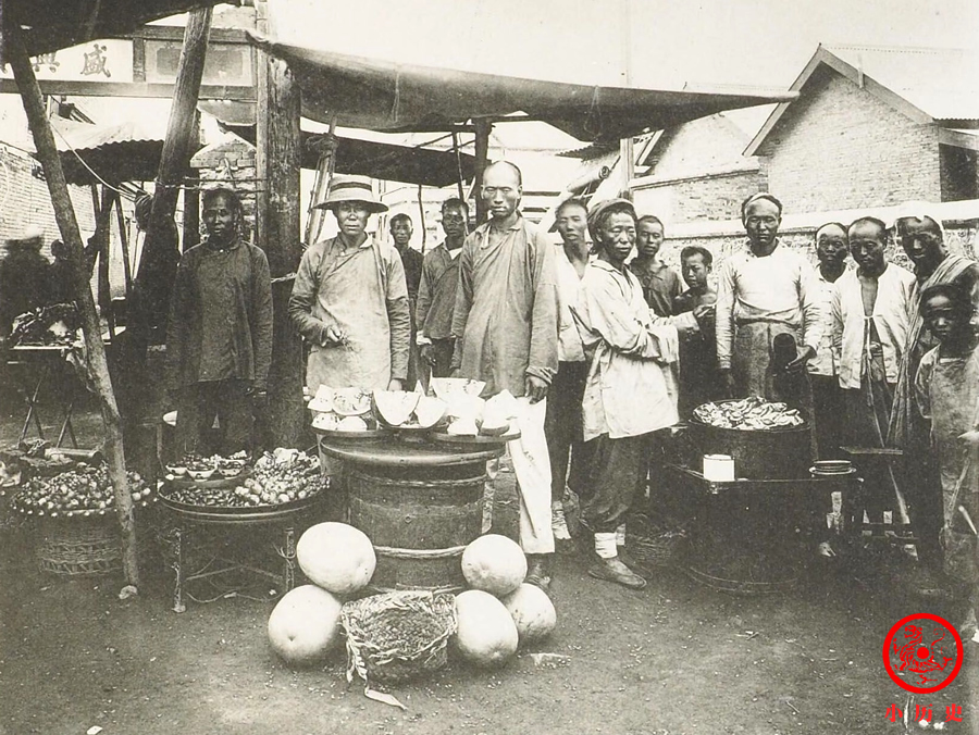 慈禧太后|晚清老照片：戴枷囚徒睡大街，青楼女子在老妈子陪伴下外出应酬