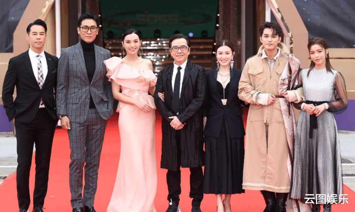 TVB|TVB红毯现场照曝光，74岁汪明荃撑场面，女艺人不惧寒冷大秀身材