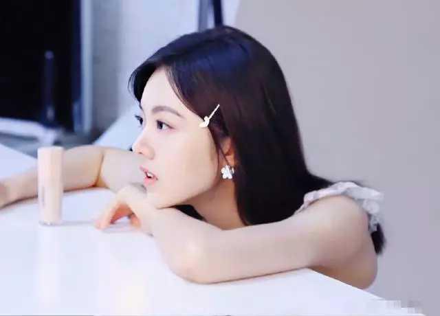 吴亦凡|18岁的赵今麦越长越漂亮：无袖打底露出香肩，难怪被吴亦凡看上