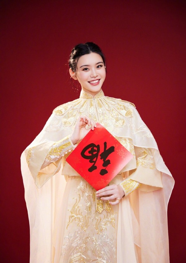 何穗|何穗春晚凤冠霞帔！张梓琳挺大肚穿80斤礼服，奚梦瑶却土成影楼风